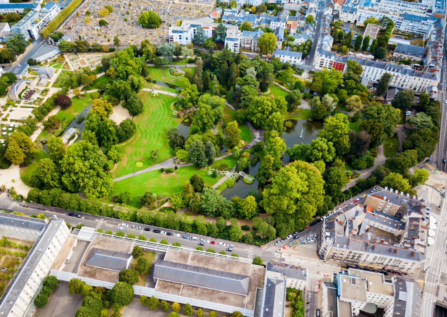 Jardin des Plantes de Nantes avec ses allées fleuries